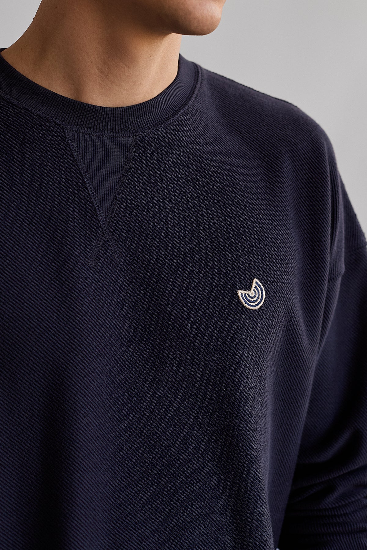 Navy crewneck sweatshirt with reversed diagonal rib texture