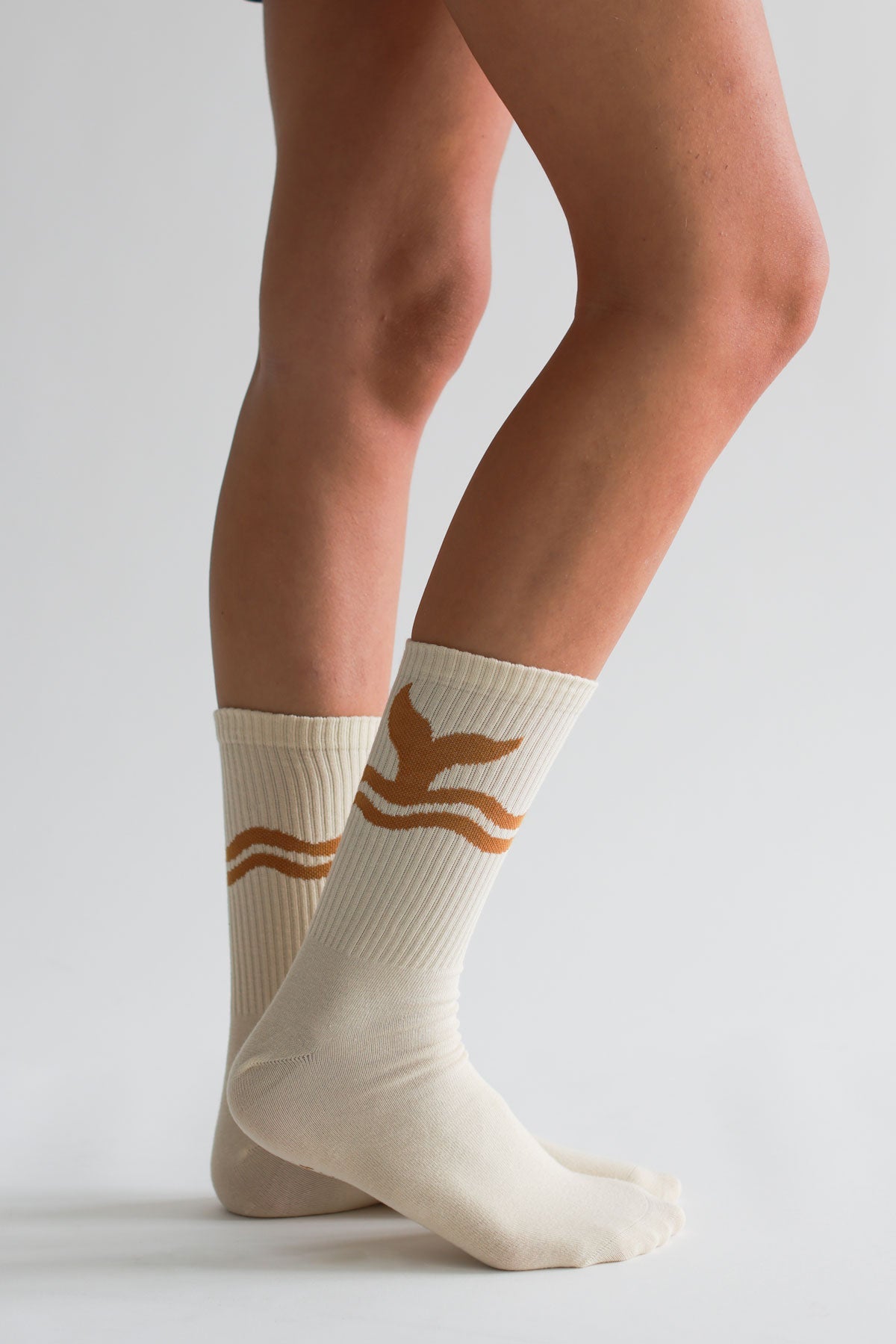 Eco-friendly ecru whale socks
